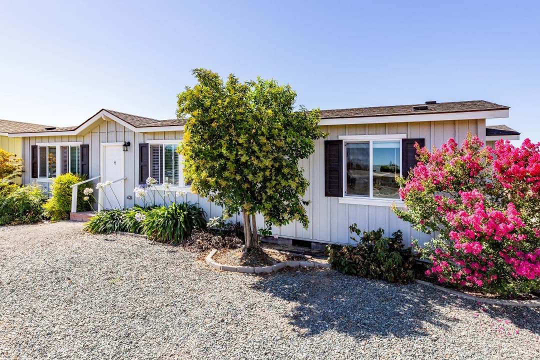 Fairpoint exterior home features