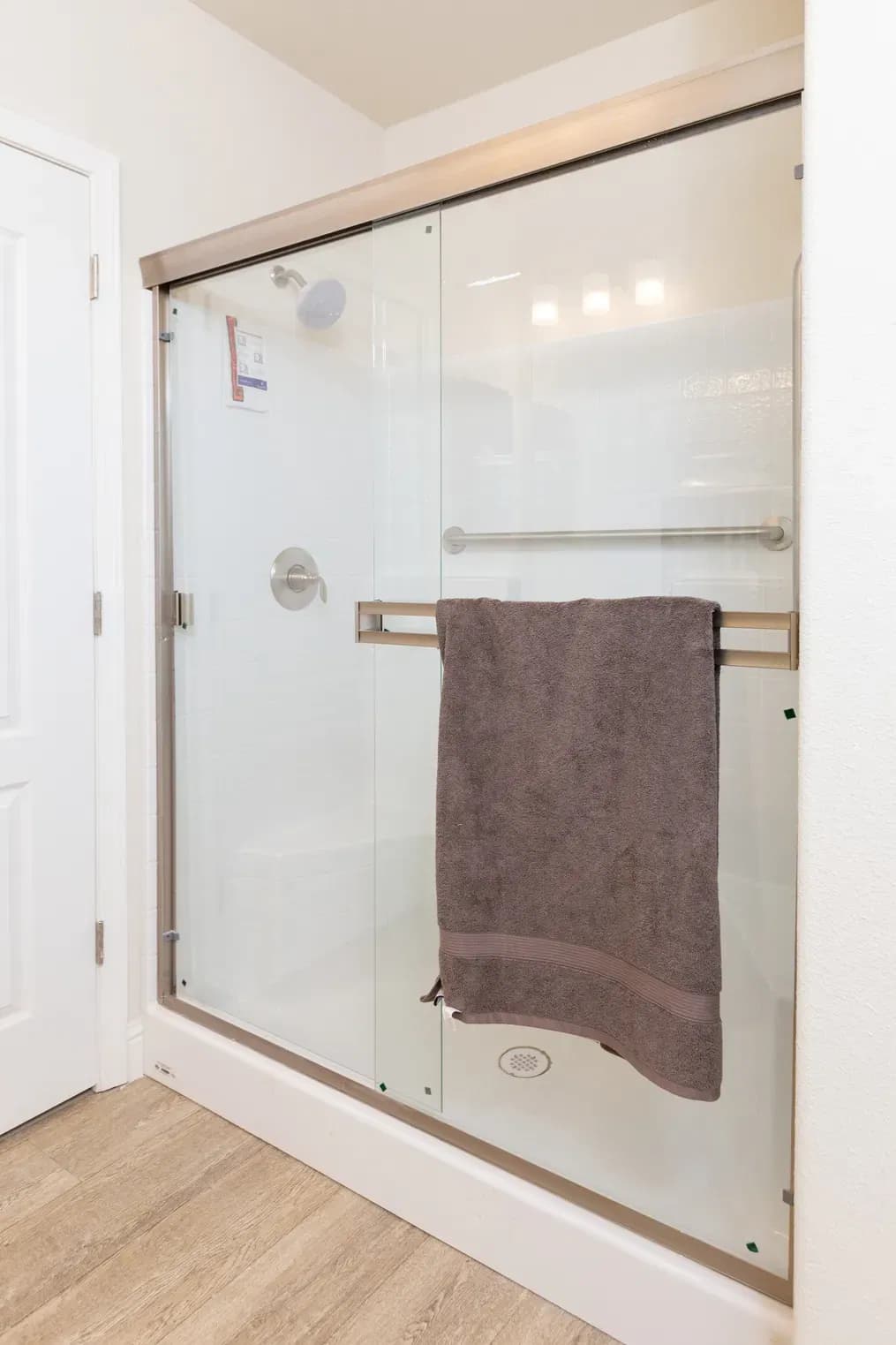 Fairpoint 27543f interior and bathroom home features