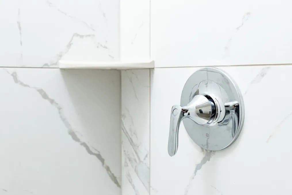 Coronado 2452b interior and kitchen home features